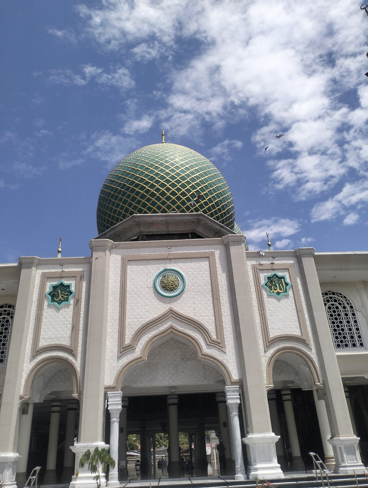 Morning visit to Lhokseumawe's Islamic Center mosque and a local meal