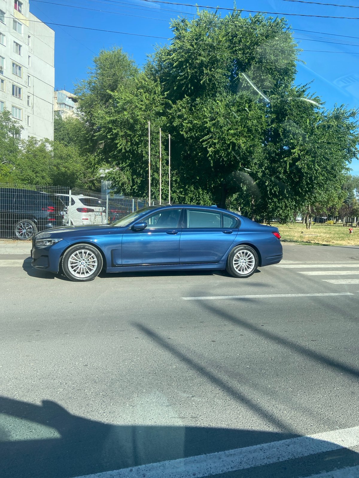 Blue BMW 7 Series rolling through central Chișinău