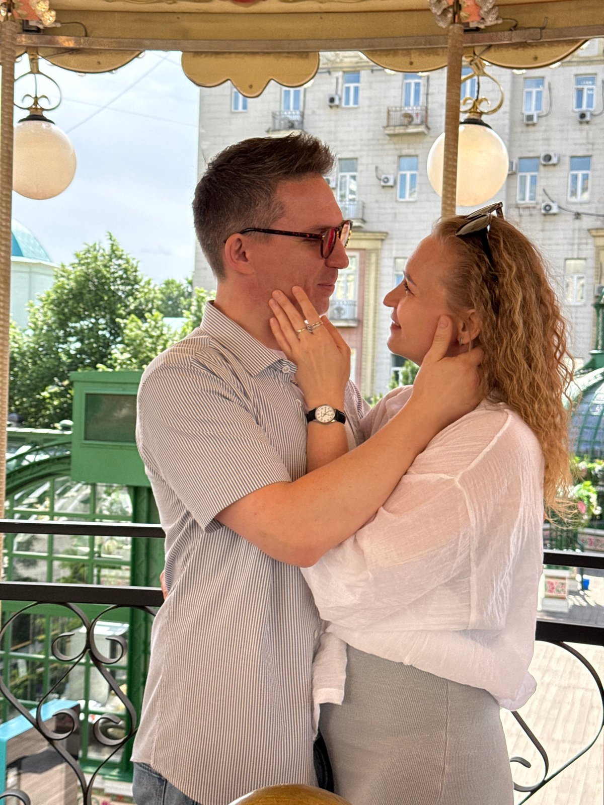 Couple shares intimate moment on Moscow carousel