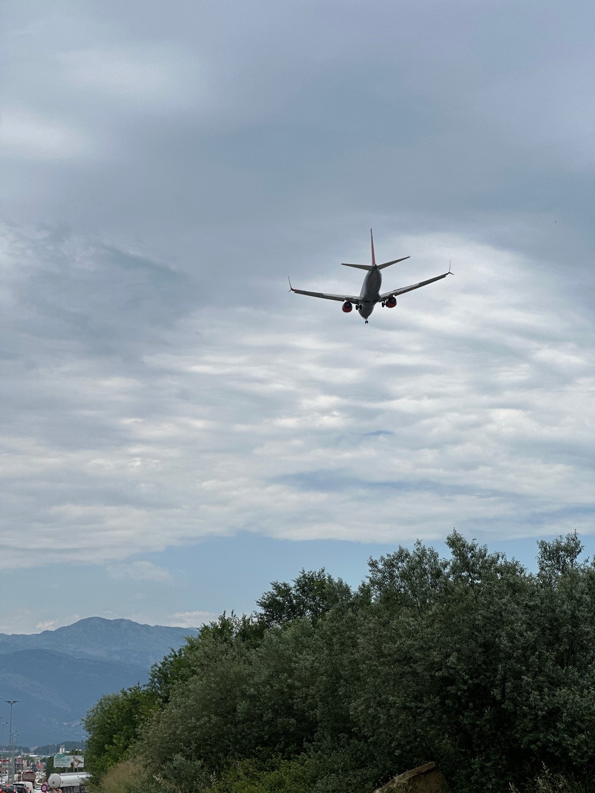 Aircraft observed landing approach over Dub, Montenegro