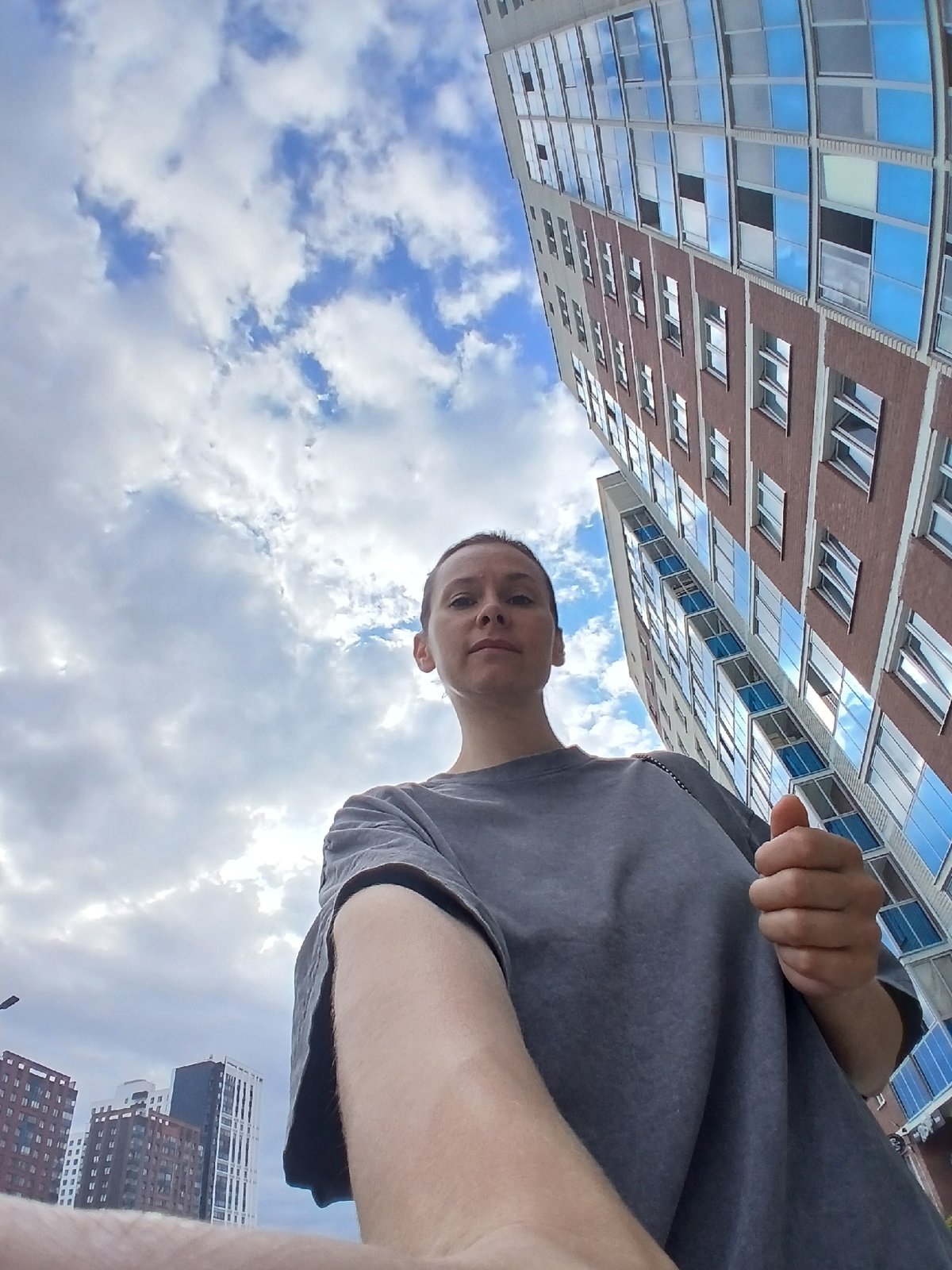 Quick stop in a Yekaterinburg neighborhood, scooters and apartments
