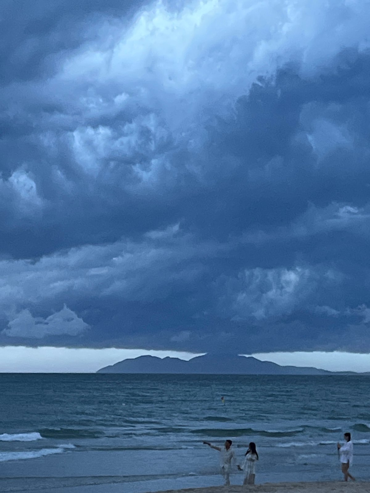 Storm clouds gather over Đà Nẵng beach evening scene