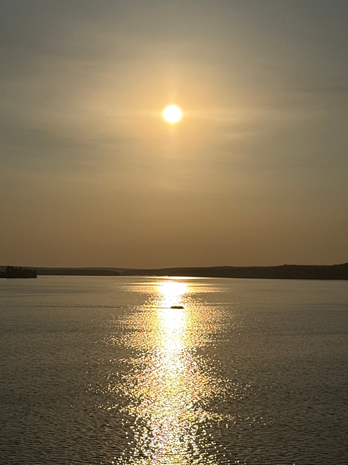 Sunset on the Votkinsk Reservoir, paddleboards and boats on the water