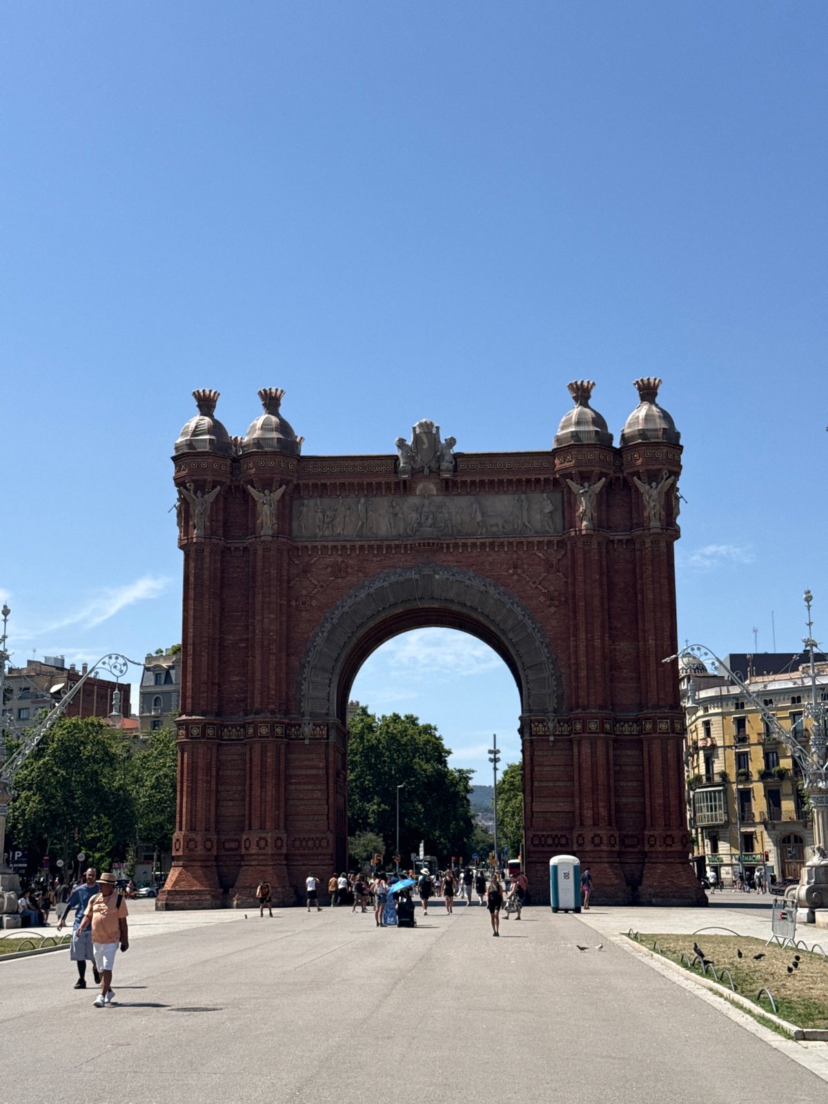 Arc de Triomf draws crowds on sunny Barcelona afternoon