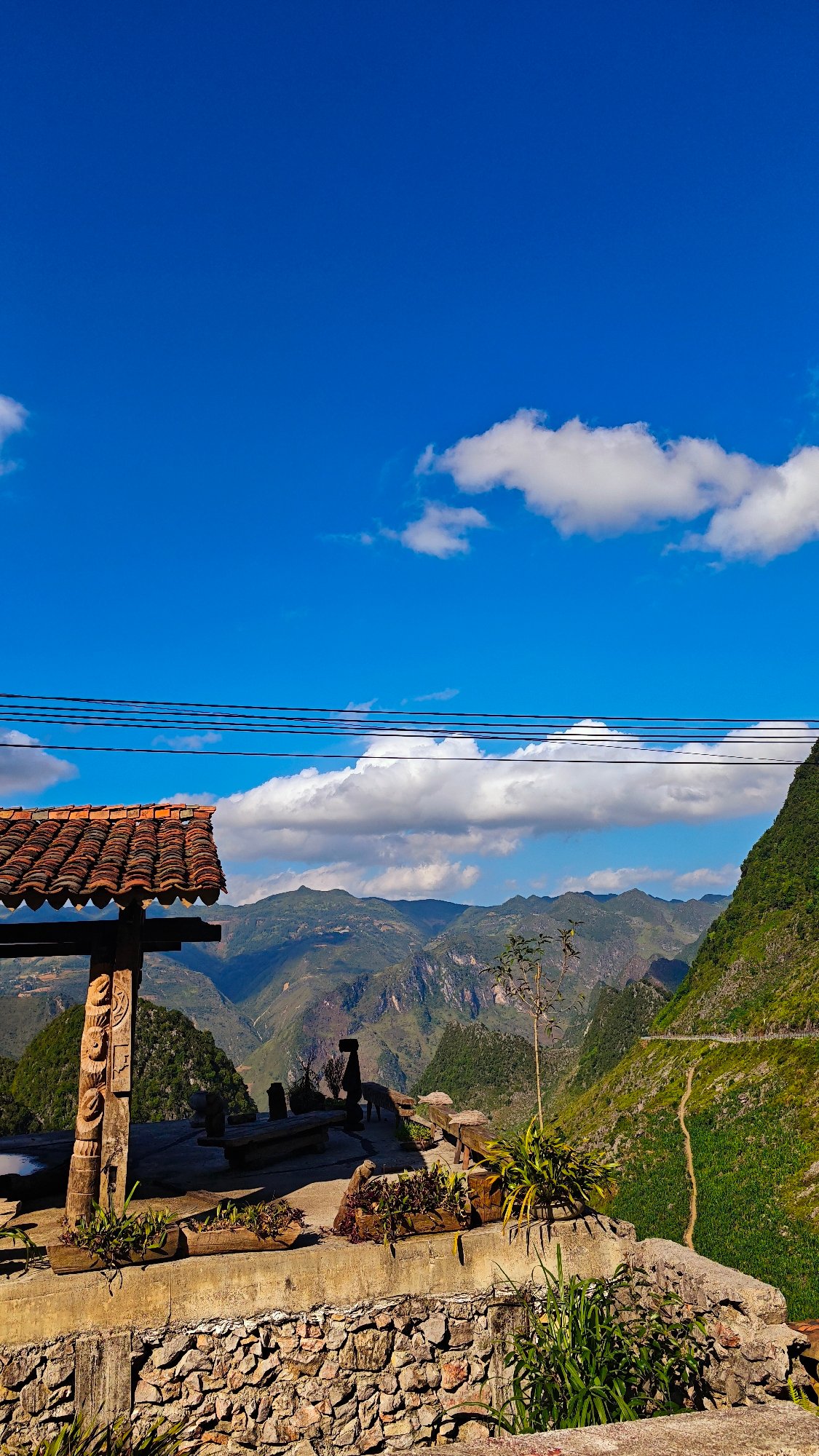 Scenic car journey documented through Vietnam's Đồng Văn mountain commune
