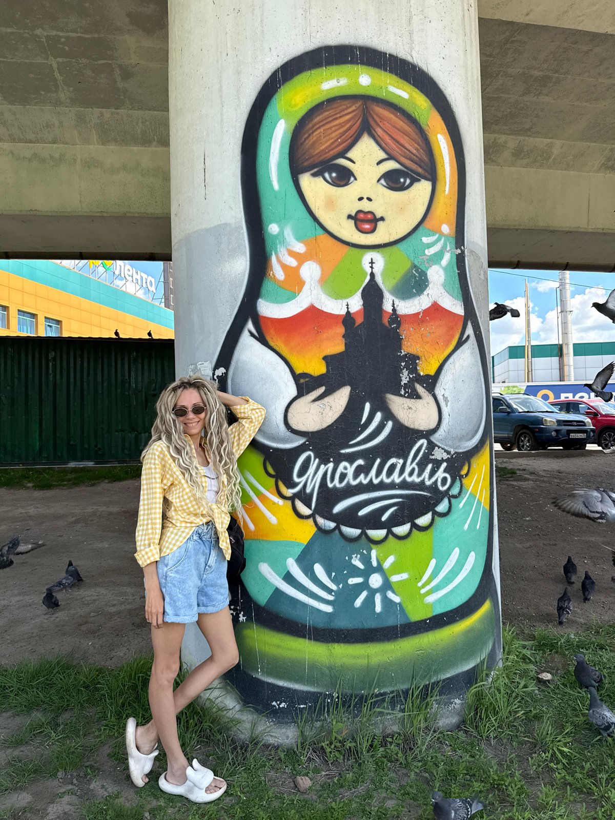 Woman in yellow shirt spotted across Russian towns during morning