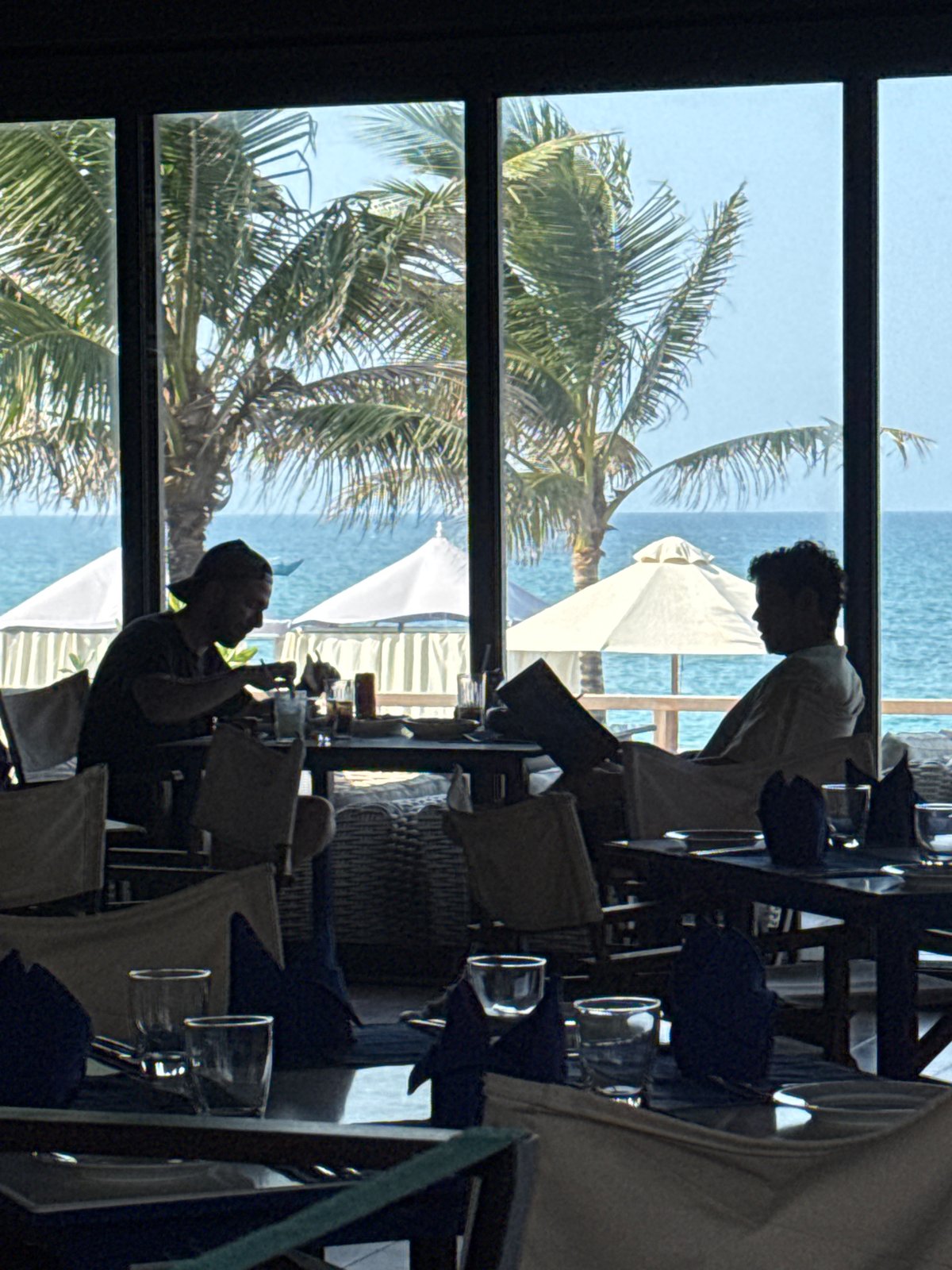 Morning scenes captured at Đà Nẵng beachfront restaurant with ocean views