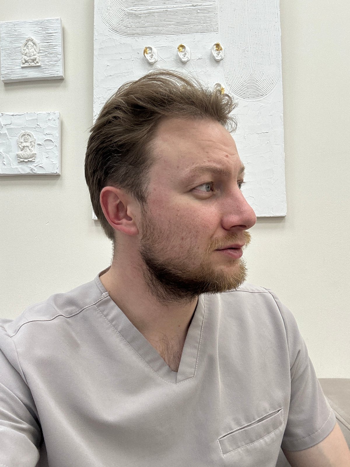 Man photographs himself at Sochi jewelry store