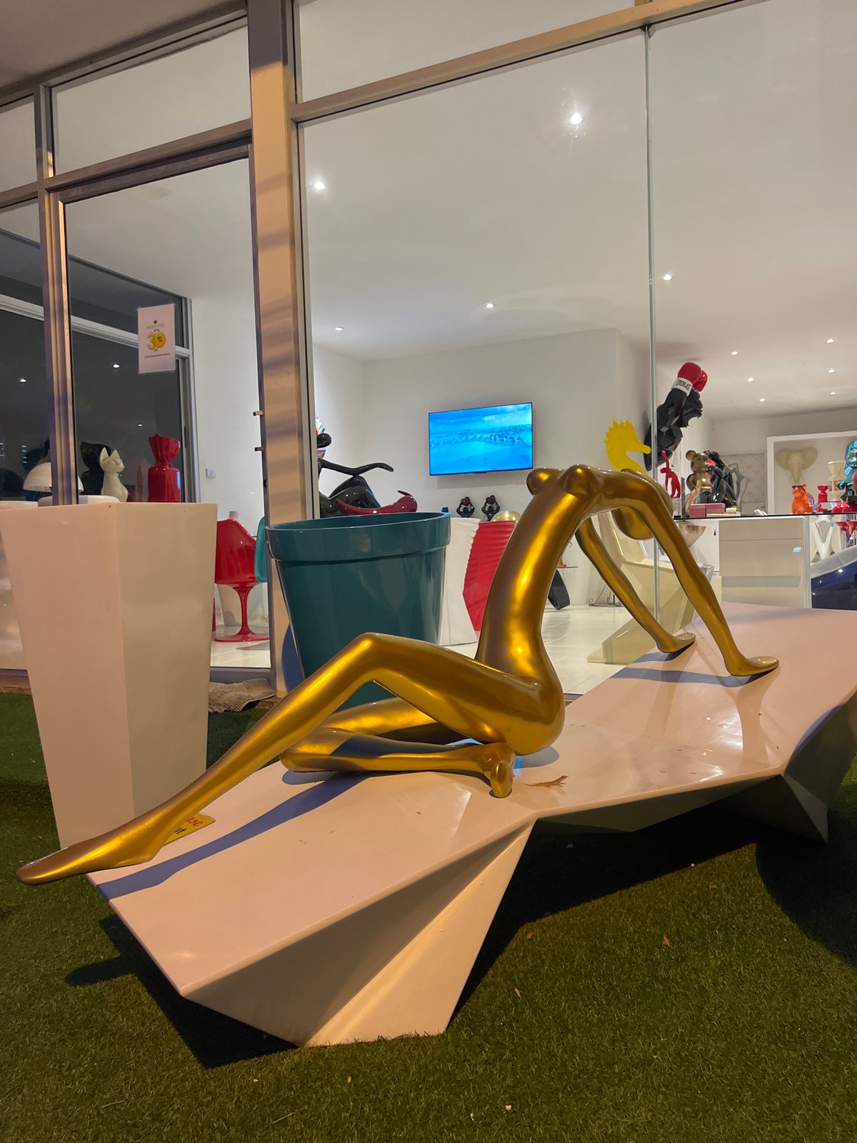 Glossy pop-art sculptures spotted across gallery and home settings