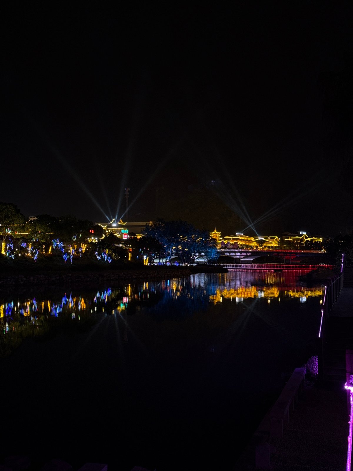 Nighttime light display illuminates Wulingyuan waterfront architecture