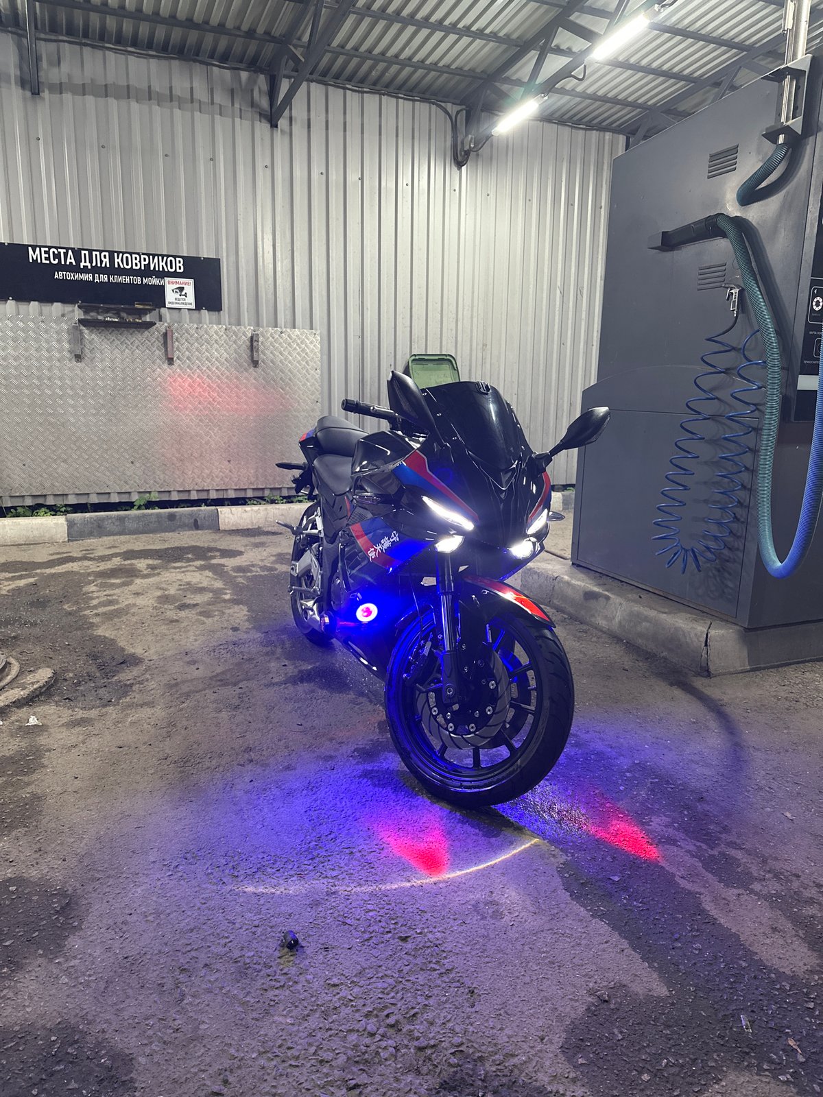 Motorcyclist takes wash and meal break in Balashikha