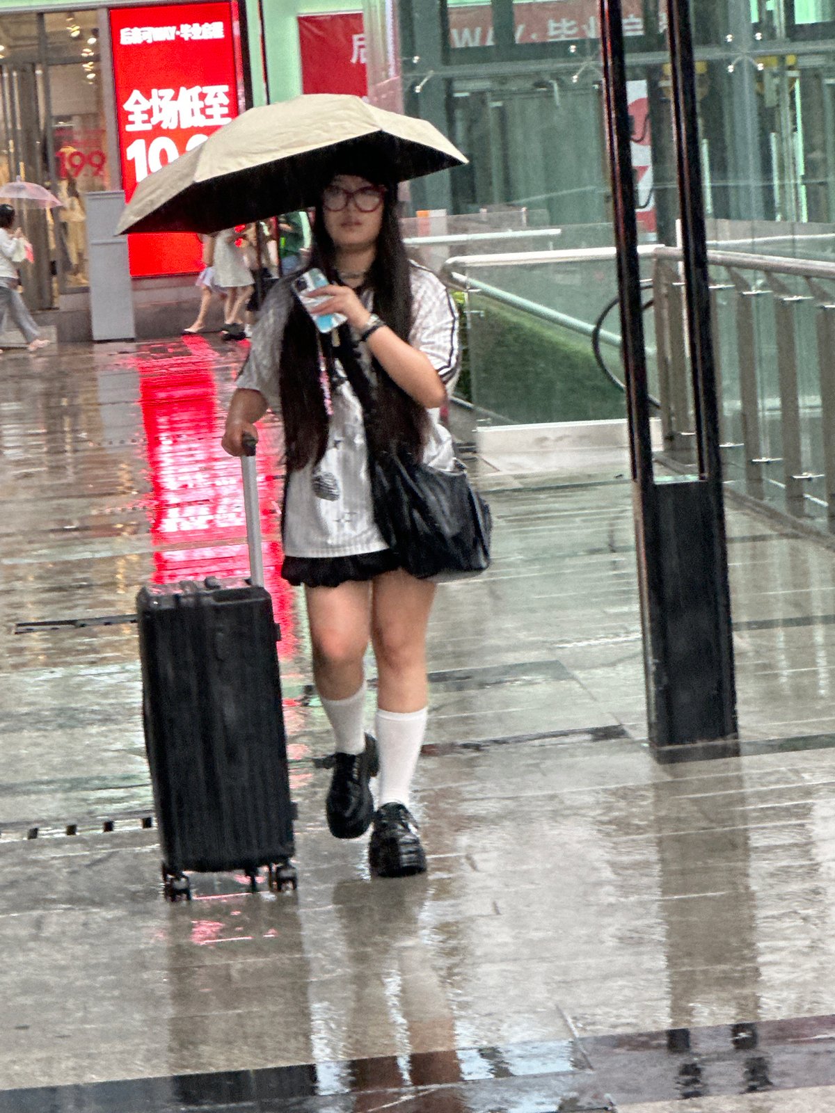 Rain-soaked morning captured across Chongqing High-tech Zone commercial district