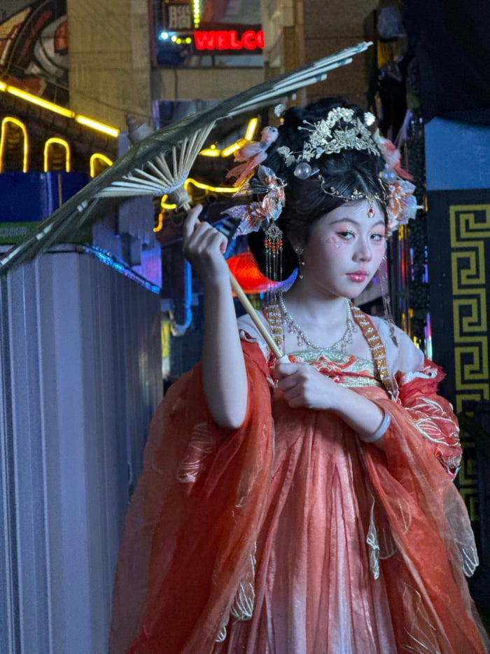 Night crowds gather at Chongqing's Hongyadong for traditional performances