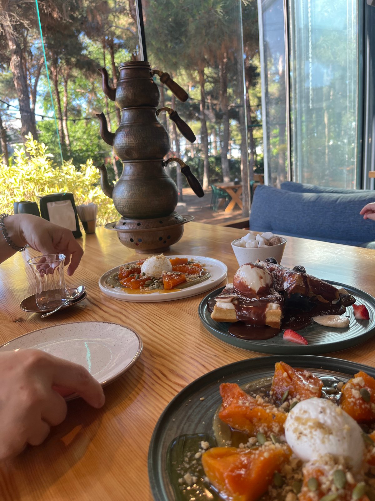 Afternoon cafe dining scene documented in Kaspiysk, Russia