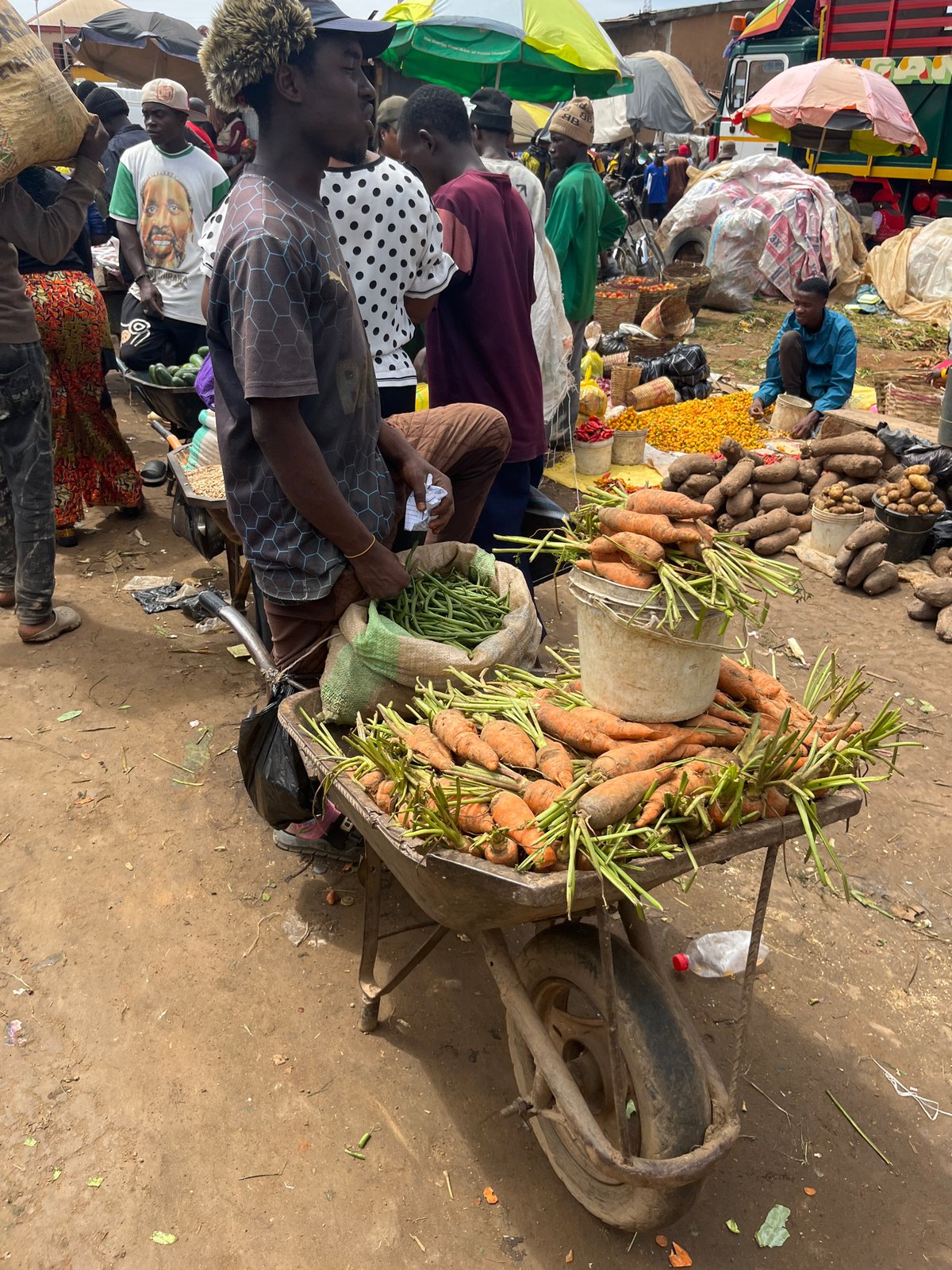 Gura Top market in full swing, produce and trade on the ground