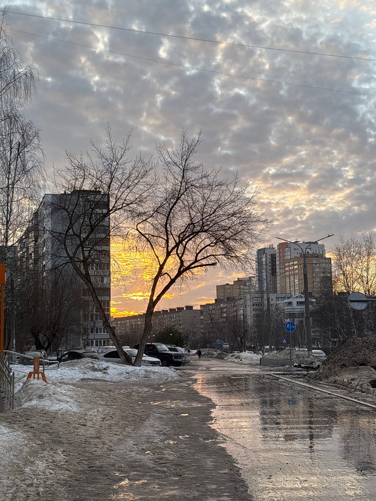 Casual moments captured across Perm during spring afternoon