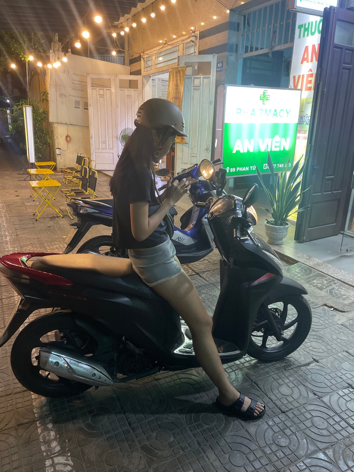 Evening wander through Đà Nẵng: cafés, wet streets, and curious cats