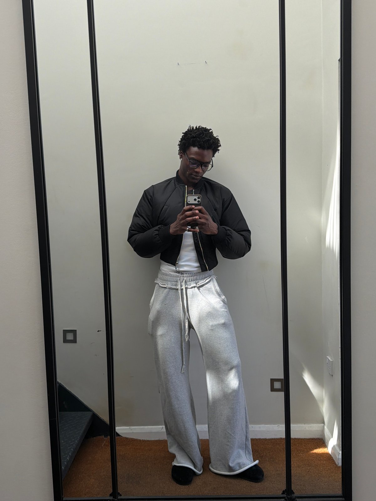 Man takes mirror selfie in London