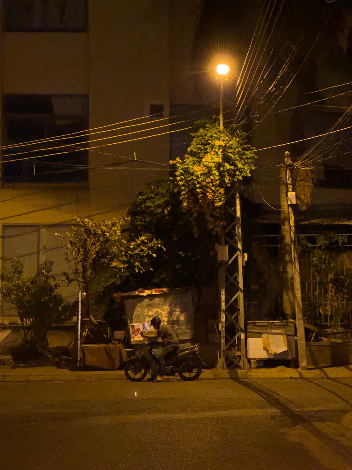 Nha Trang streets at night — food, hotels, and traffic