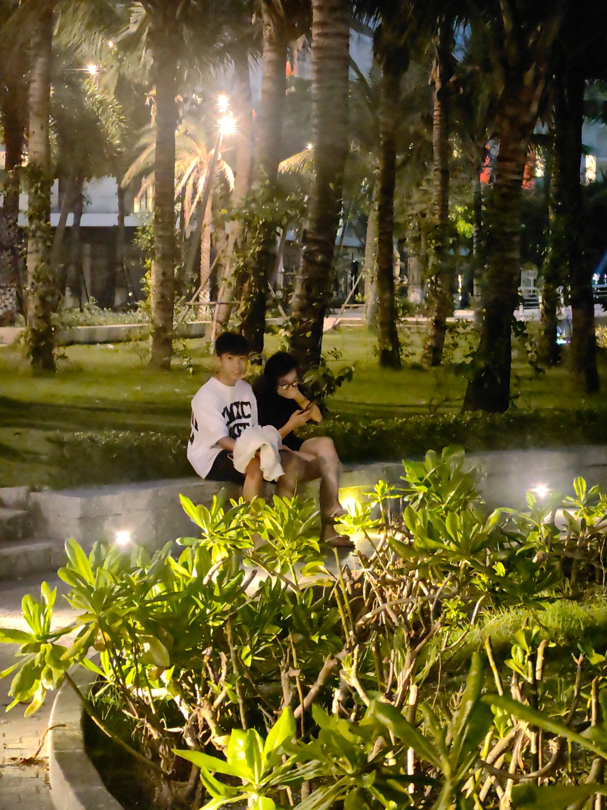 Evening leisure activities captured in Vietnam's Bai Chay Ward