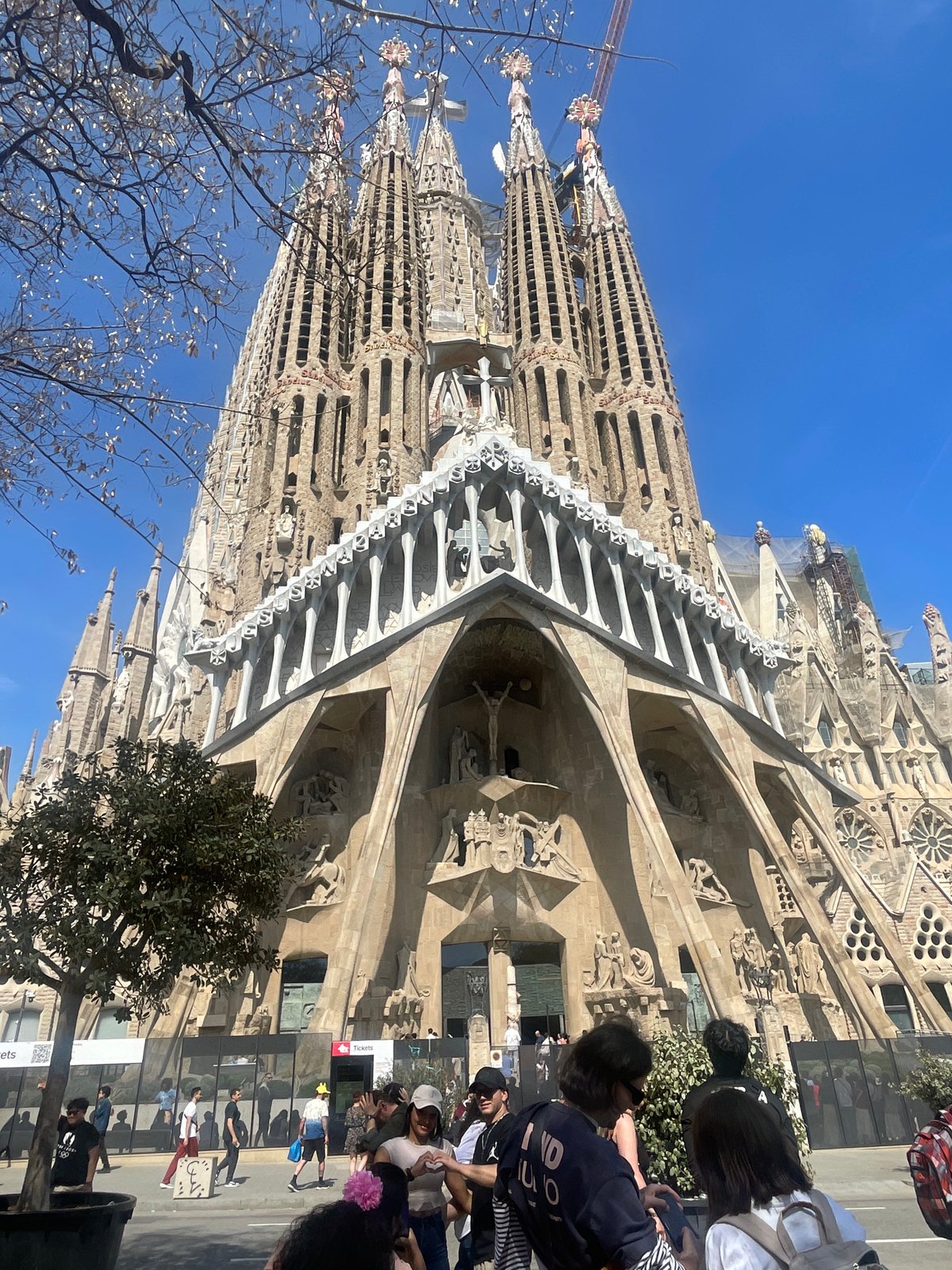 Tourist captures Sagrada Familia and street drums in Barcelona