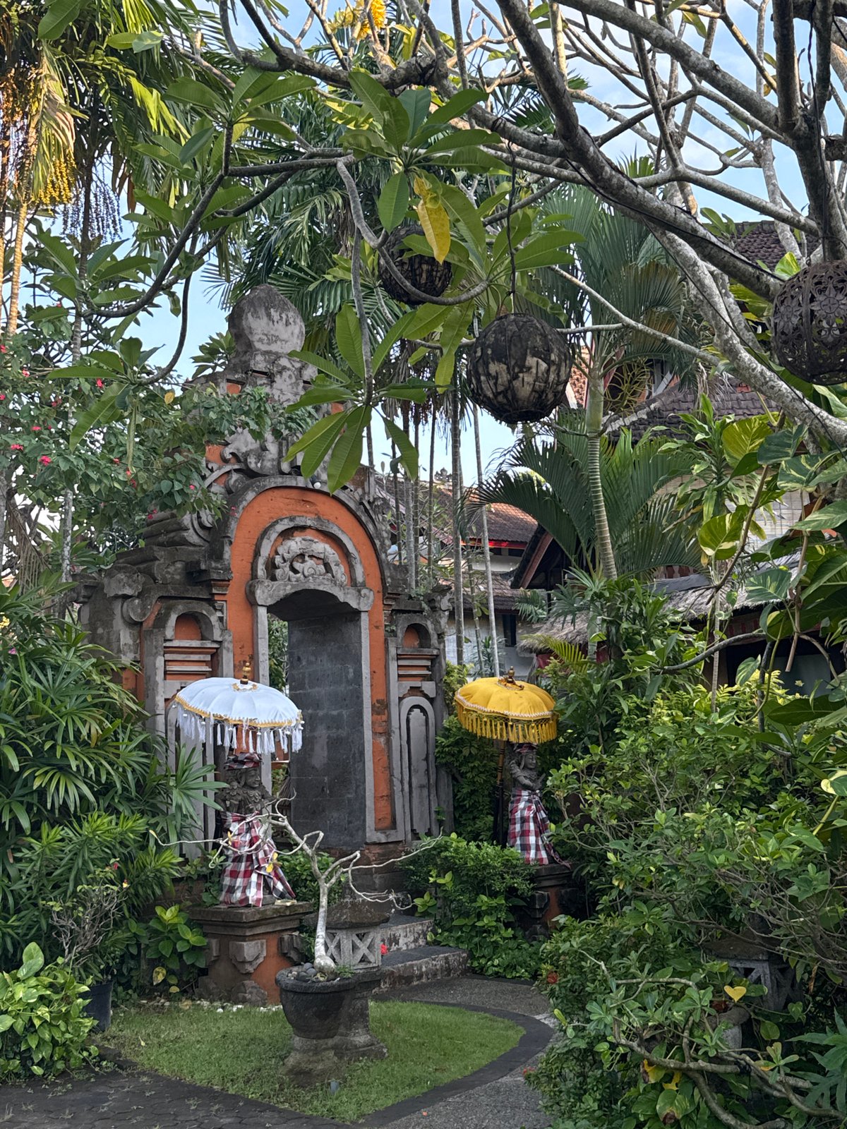 Evening walk through Kuta captures Balinese street life