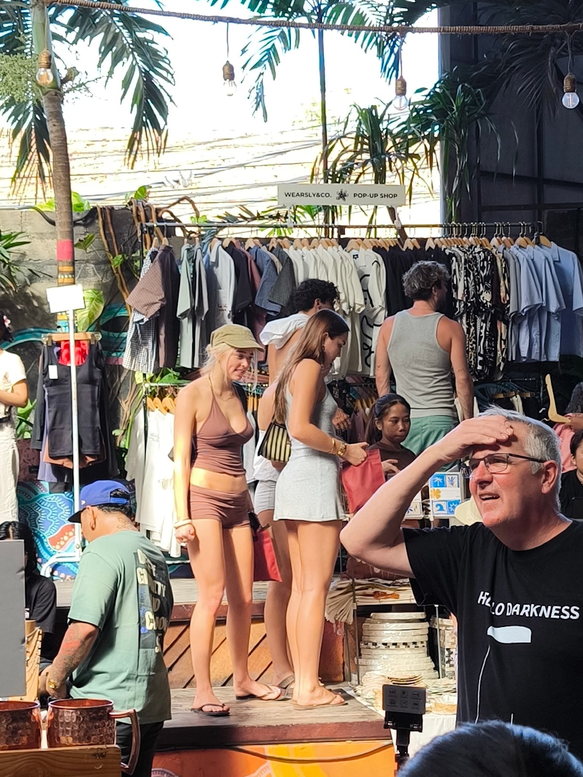 Rustic open-air market in Kuta Selatan draws browsers on Sunday morning