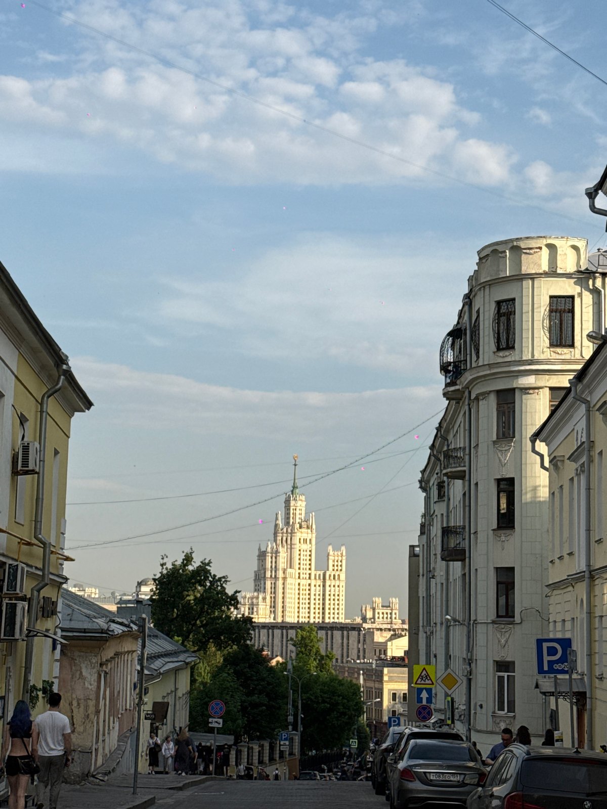 Moscow street life captured near Kotelnicheskaya Embankment Building