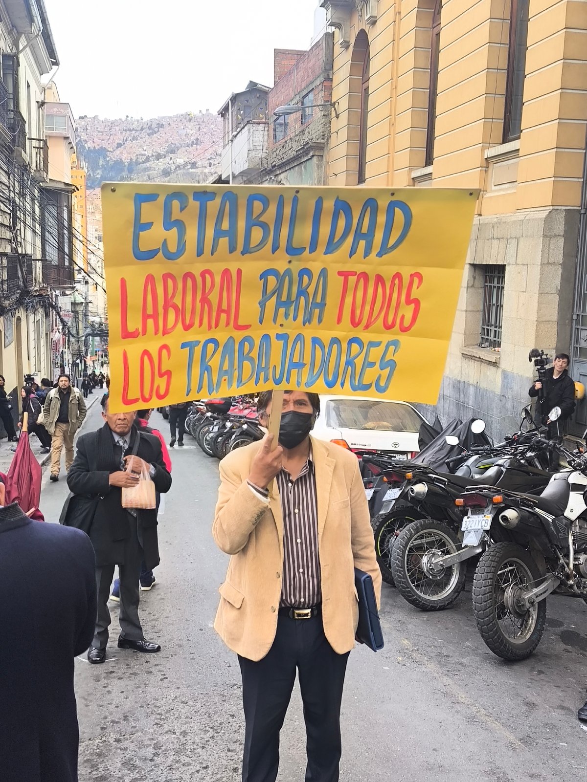 Protest demonstration near Bolivia Legislative Assembly draws crowds, security response