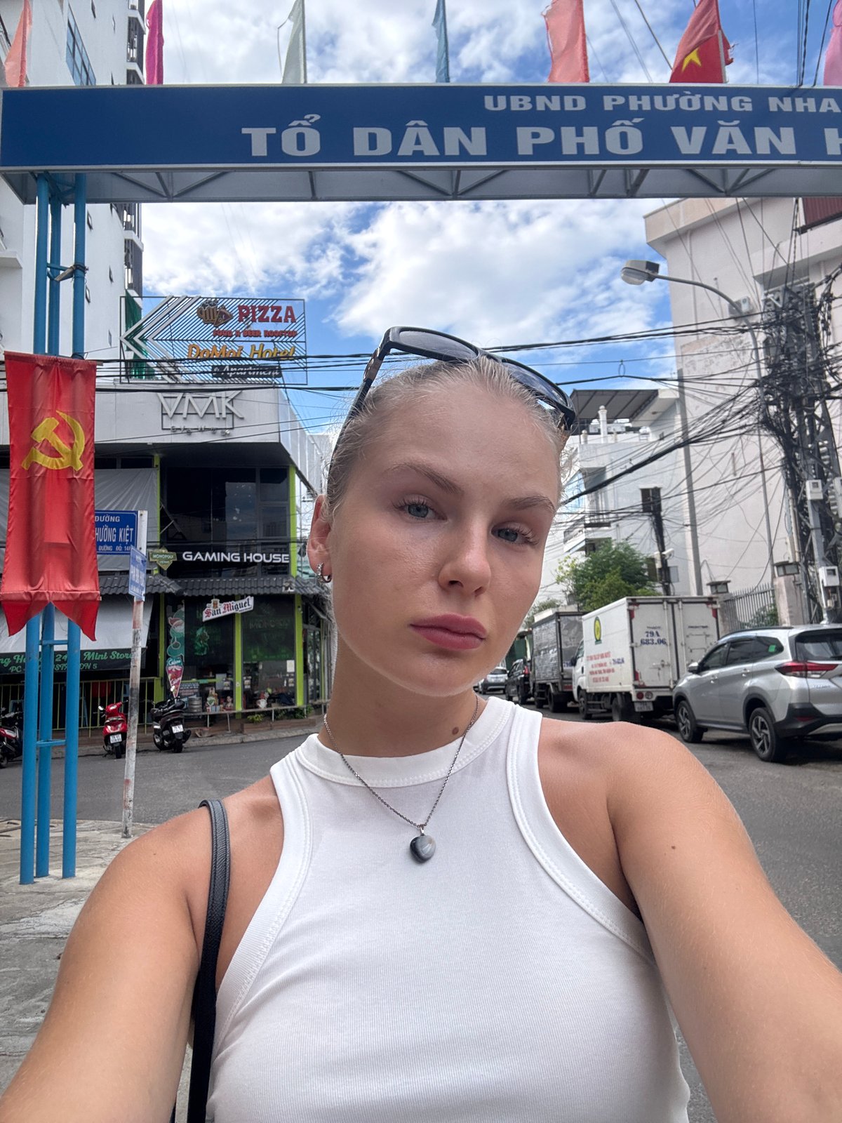 Nha Trang street life: motorbikes, vendors, and city movement
