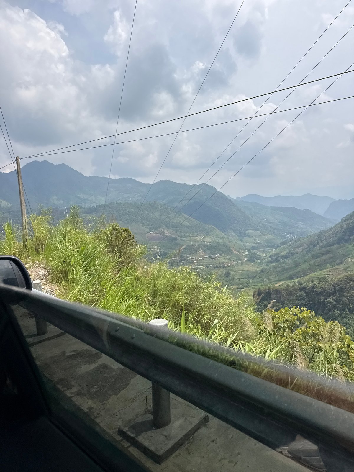 Motorcyclist captures scenic mountain ride through rural Vietnam commune