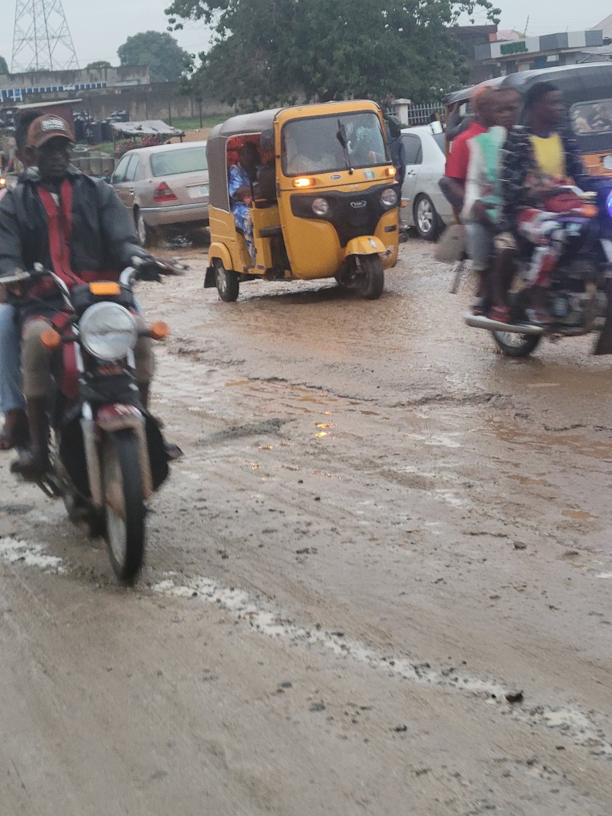 Daily market life continues amid wet conditions in Nigerian towns