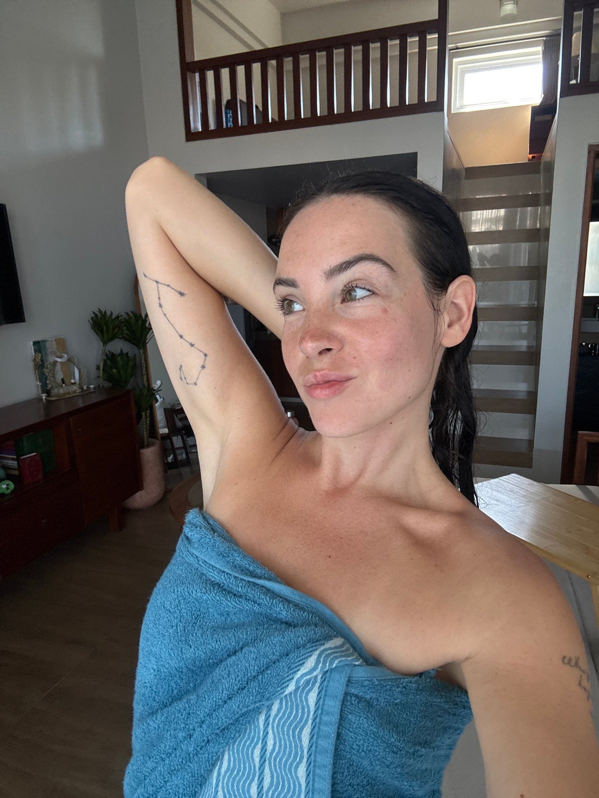 Post-shower selfies and rooftop views from a North Kuta residence
