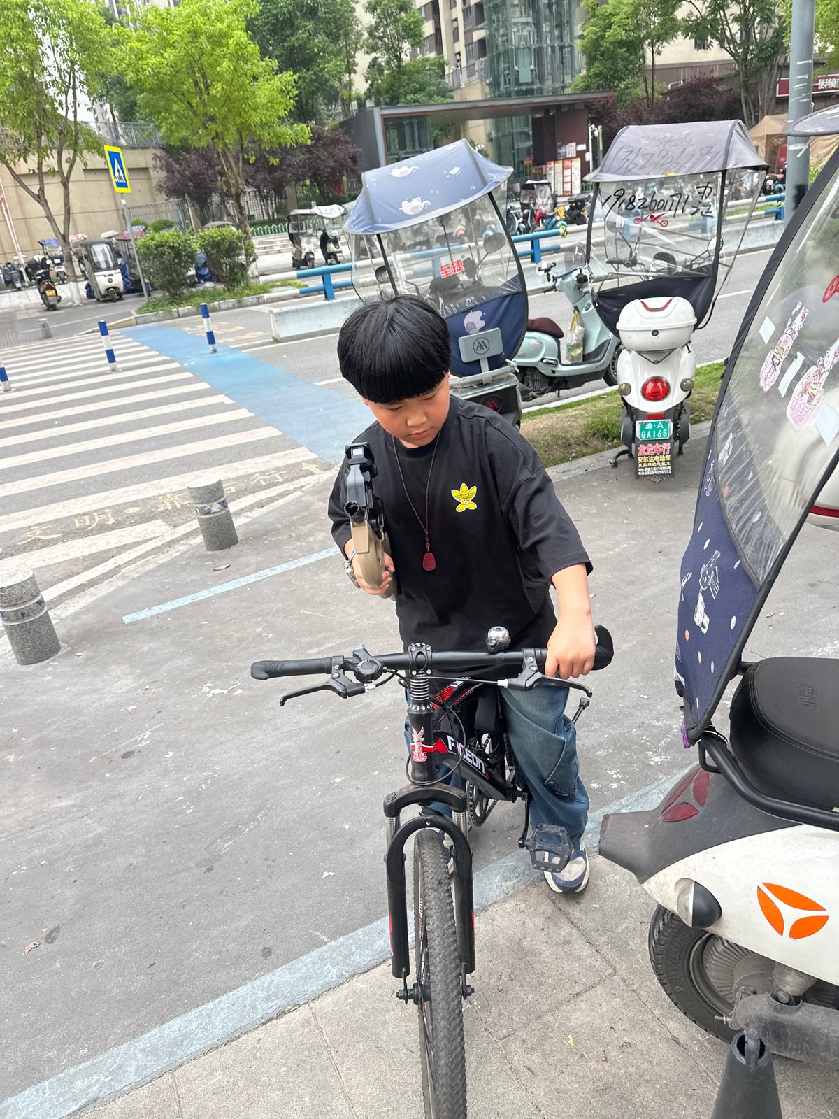 Morning life documented across Chongqing High-tech Zone residential areas