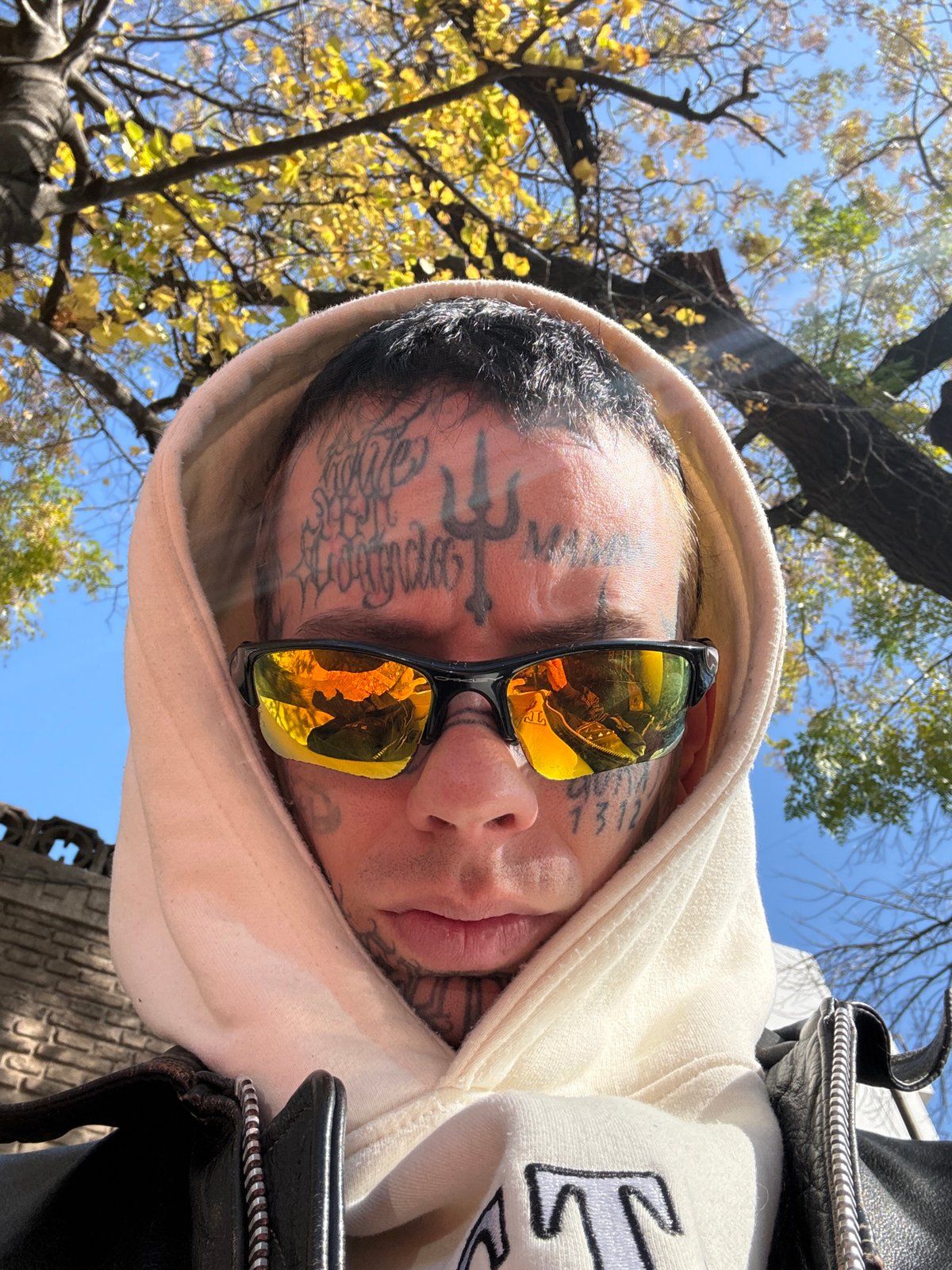Tattooed individual spotted in Buenos Aires street scenes