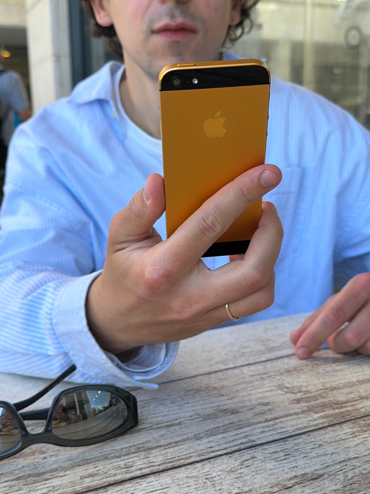 Man photographed with gold iPhone in Tel Aviv