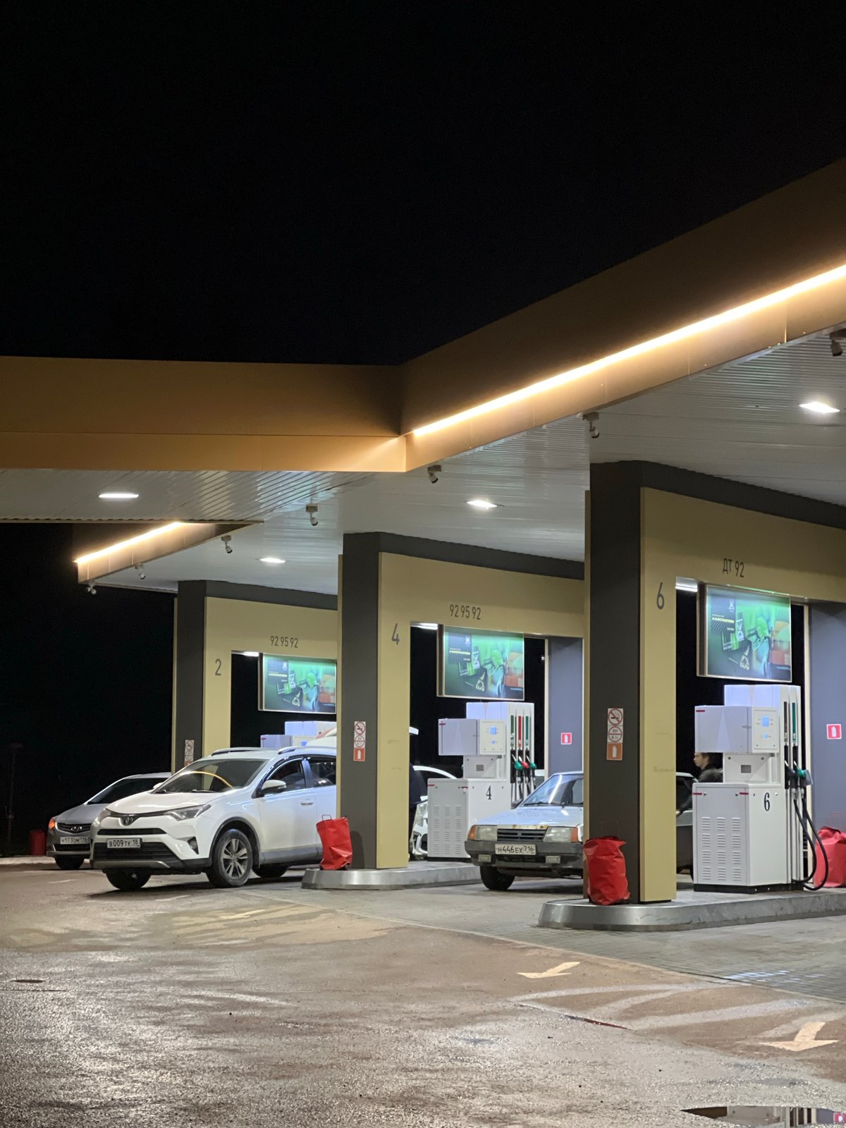 Long fuel queue backs up into Agryz streets on rainy evening