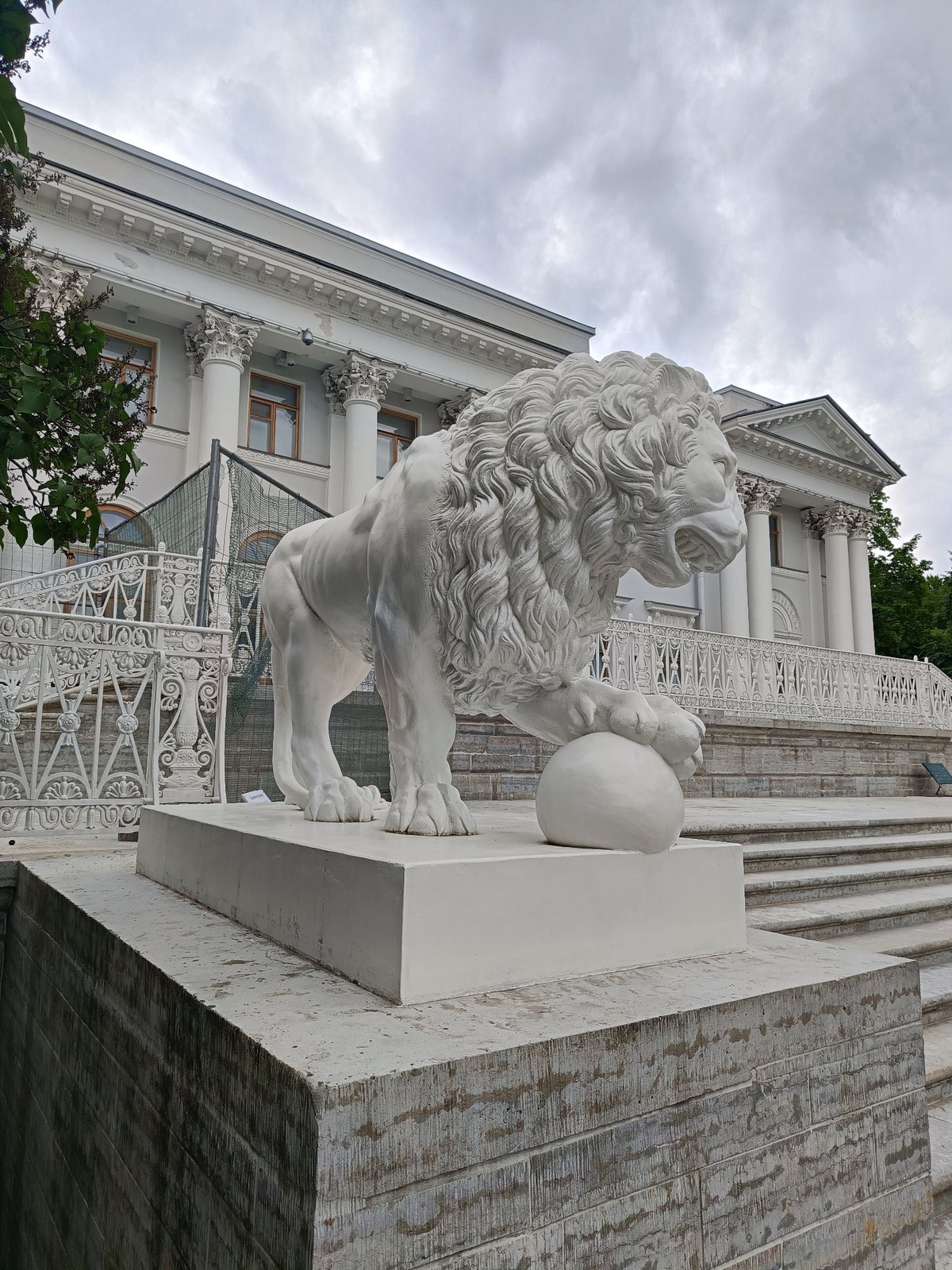 Exploring Tavrichesky Palace and grounds in Saint Petersburg