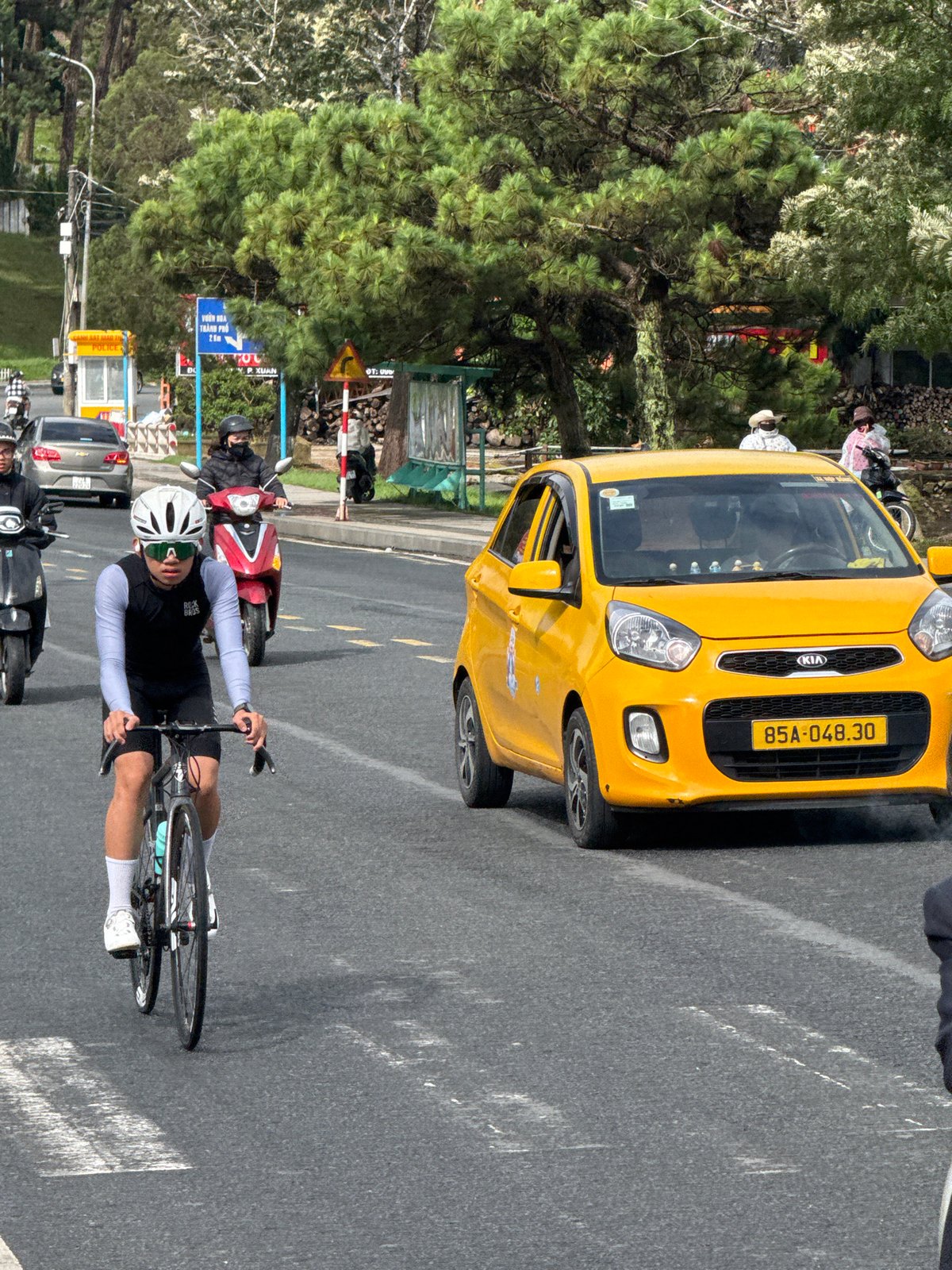 Morning activity around Da Lat's lakeside streets and gardens