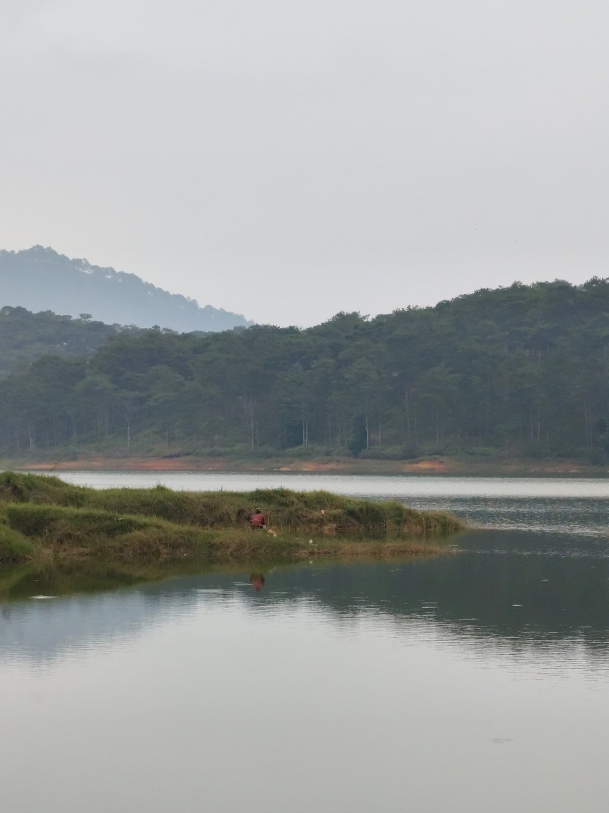Peaceful lake scenes captured in Da Lat's Lam Vien area