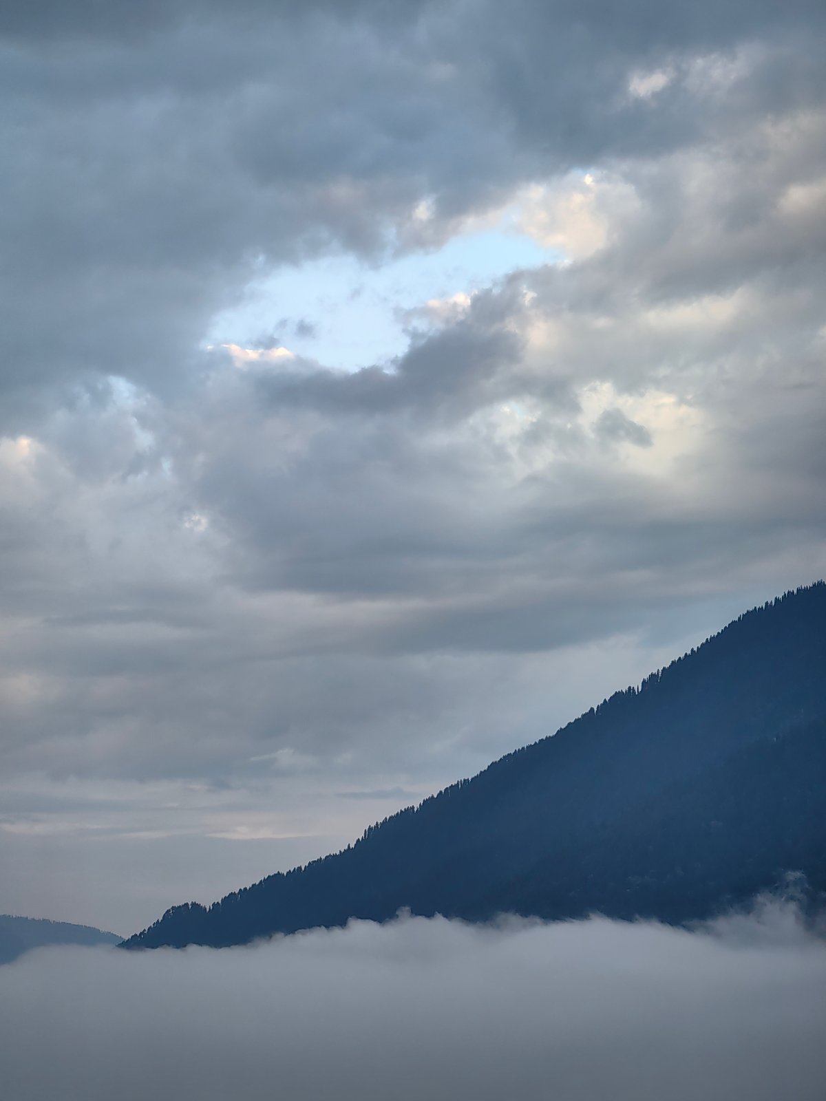 Misty morning in Vashisht: mountain views and quiet reading
