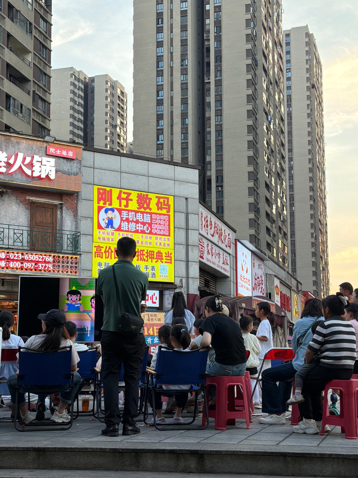 Street vendors, outdoor dining active in Chongqing High-tech Zone