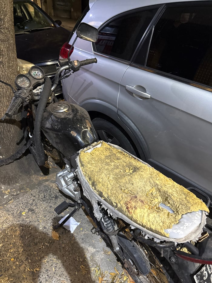 Evening street scene documented in Buenos Aires neighborhood