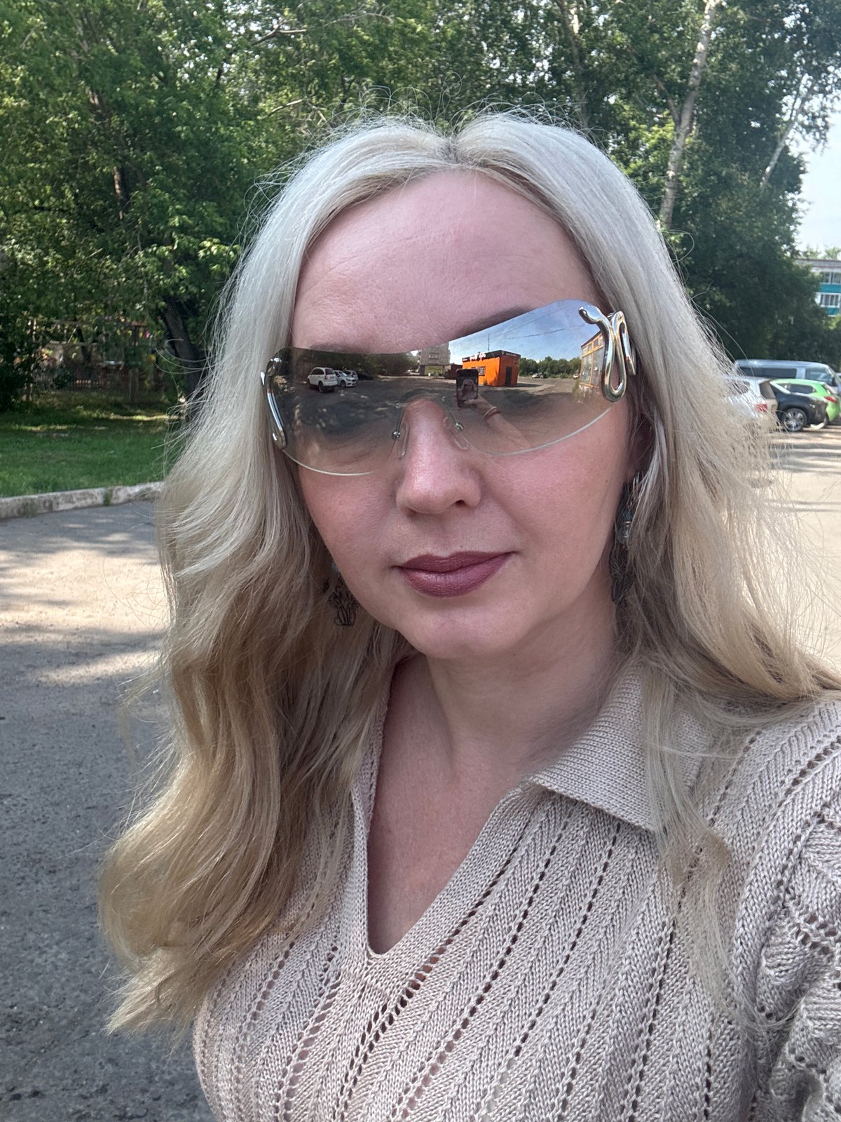 Casual afternoon moments on the streets of Komsomolsk-on-Amur
