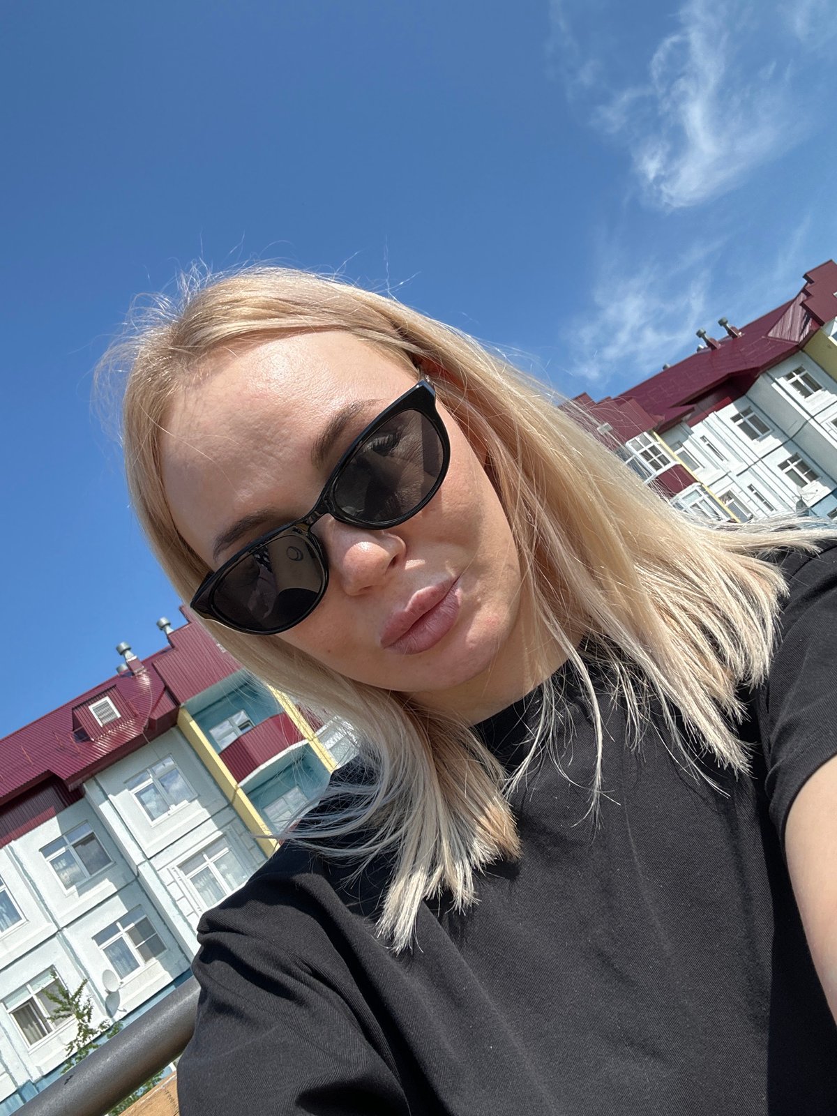 Woman documents morning outing with selfies across city locations