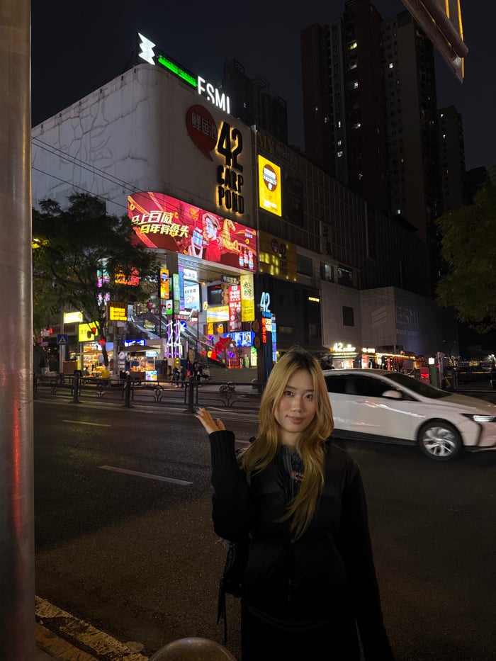 Blonde woman documented dining and walking in Chongqing area