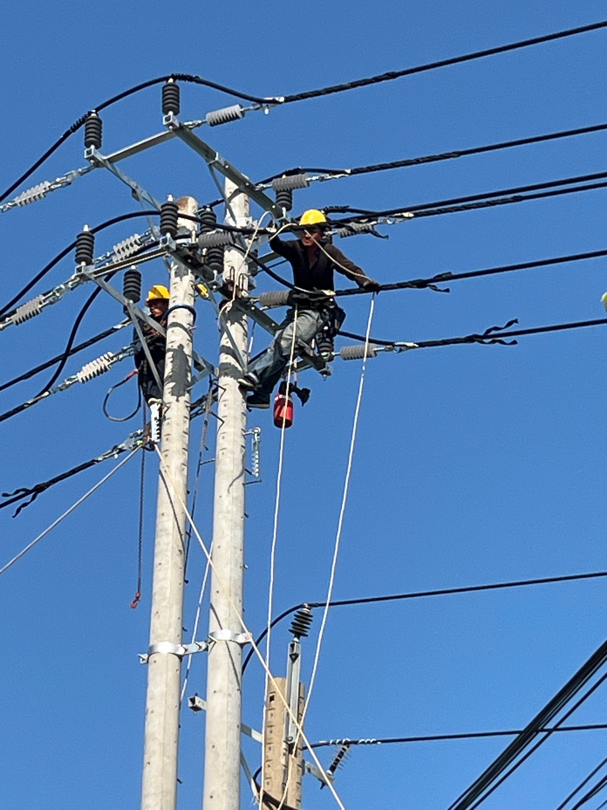 Power line work and a coffee stop along the Mũi Né coast