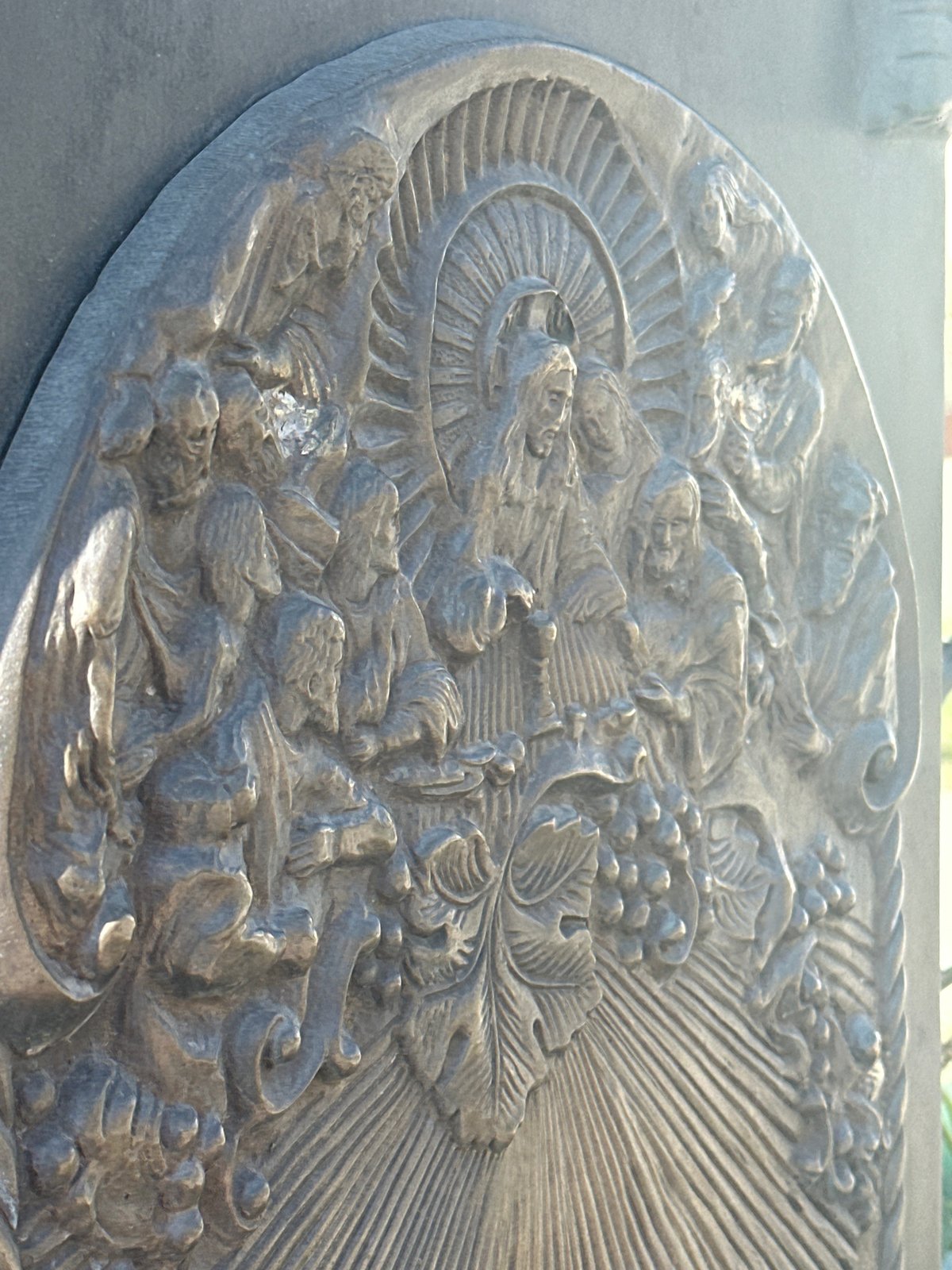 Spring monuments and blooms documented in Novosibirsk