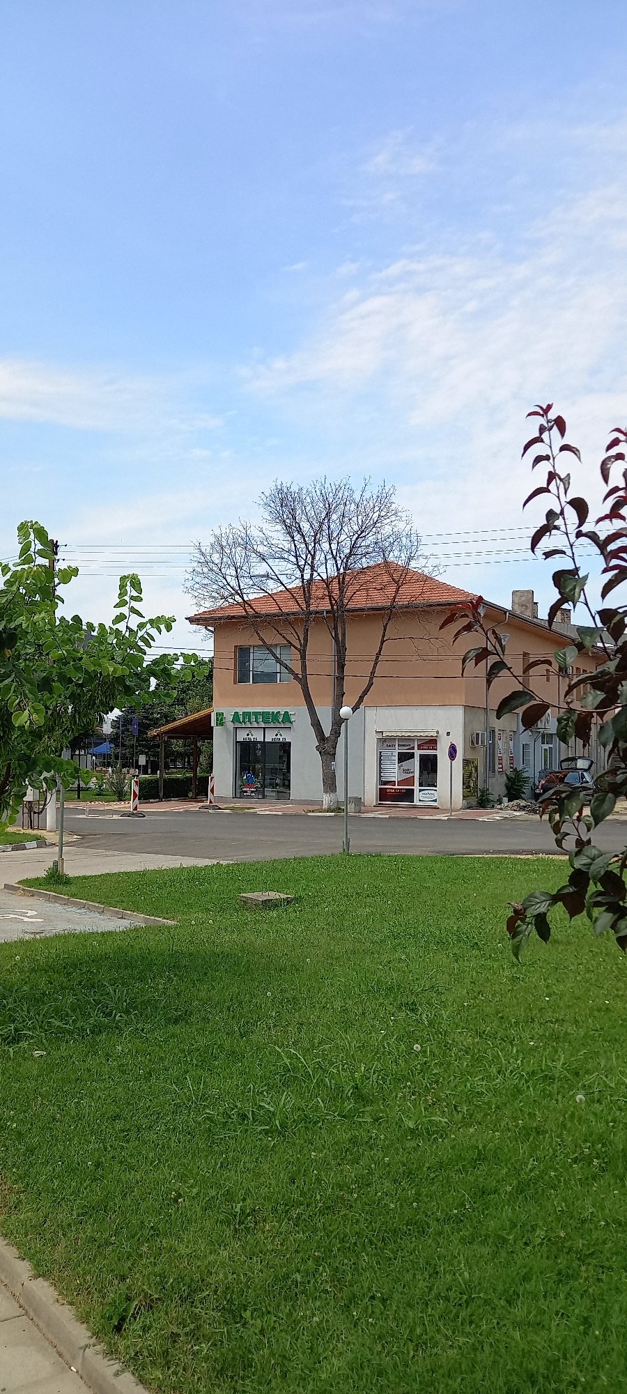 Street-level look at Glavinitsa's town center and local services