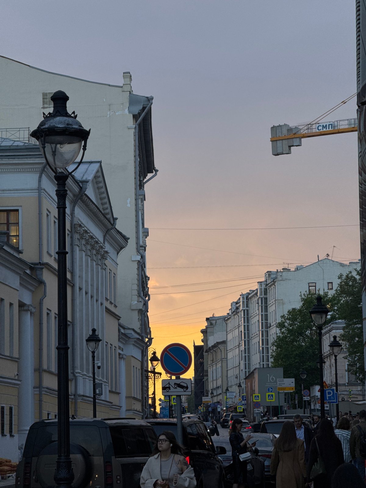 Moscow residents witness sunset street scenes, piano performance